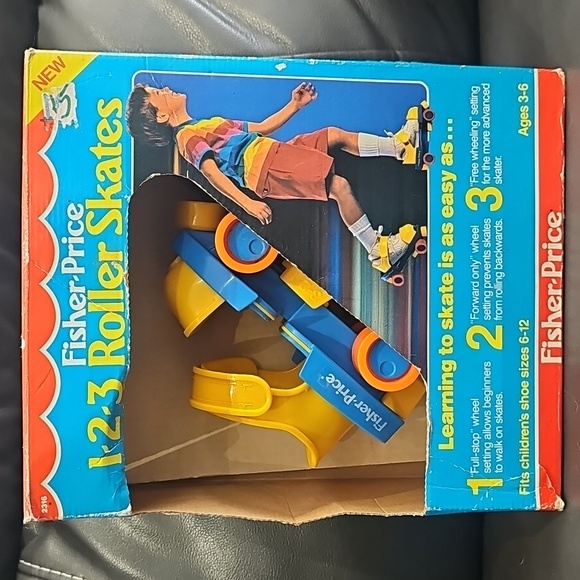 Fisher-Price • 1-2-3 Roller Skates - Picture 2 of 7